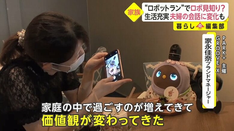 カフェを楽しむ女性