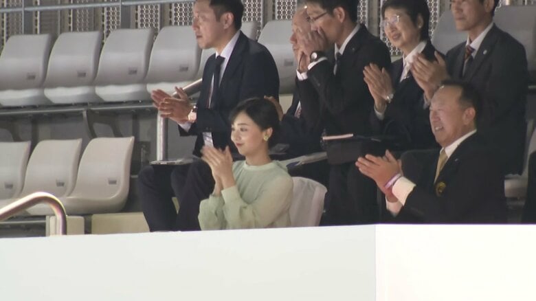 「インフロニア草津アクアティクスセンター」で水泳競技を観戦される佳子さま