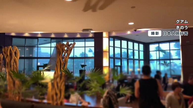 外に出られず、ホテルで様子をうかがう旅行客