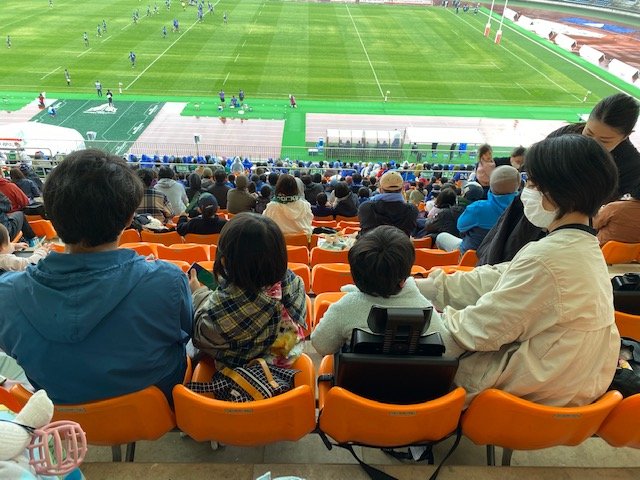 いすに座り続けるのが困難な子どもが通常の観客席でスポーツ観戦できた