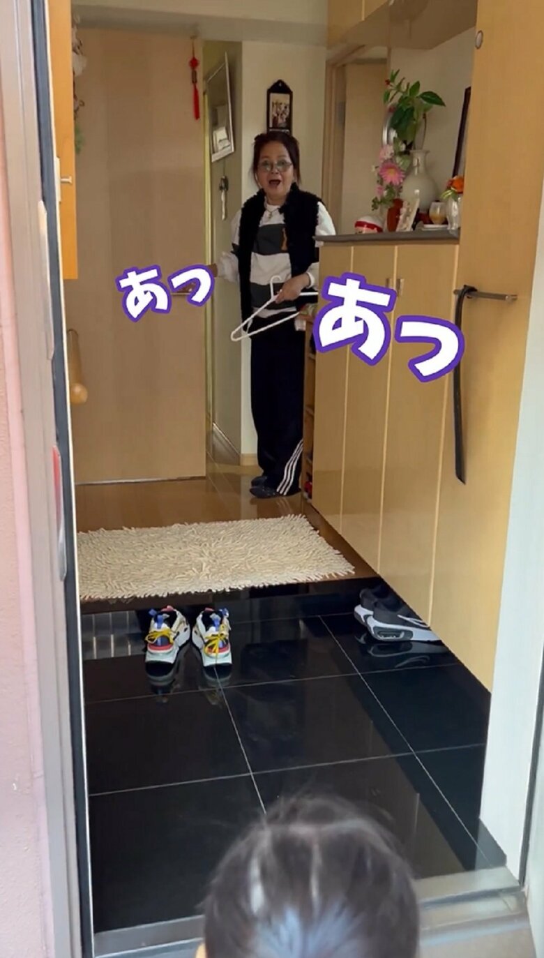 「あっ、あっ！」娘や孫が来ていることに気づき、驚く祖母