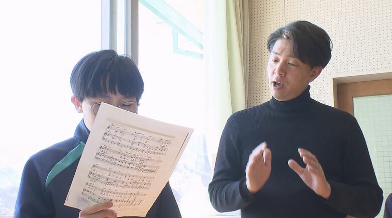 富士見・原　合唱クラブ　指導者・根本崇史さん（右）