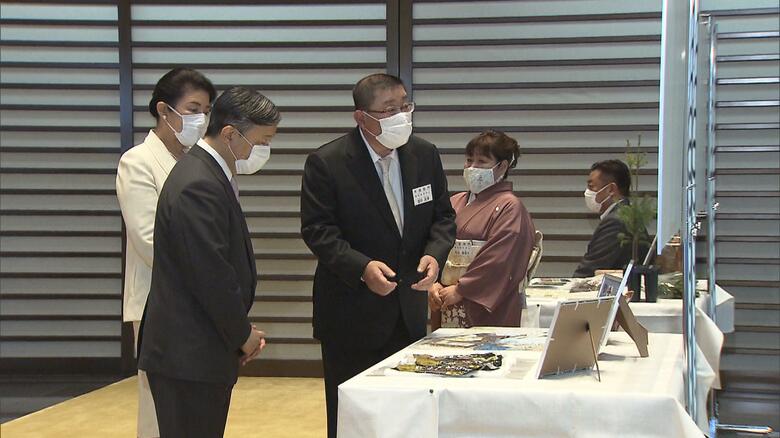 受賞者から説明を受けられる両陛下