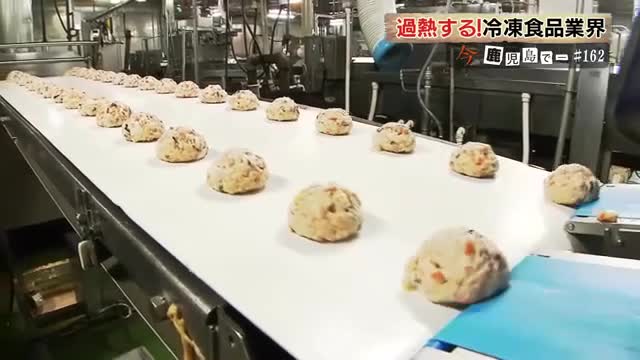 大量のミンチは丸い団子になってベルトコンベヤーへ