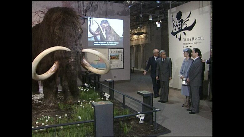 原寸大のマンモスの模型をご覧になる両陛下と皇太子さま