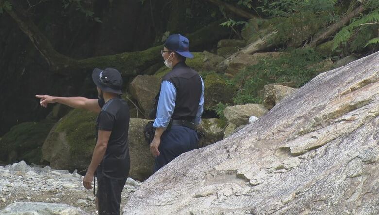 心臓マッサージをした男性（左）