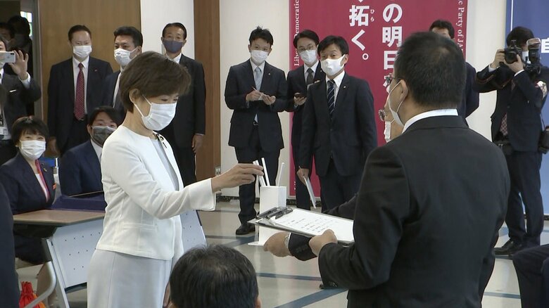 ４陣営の代表者が立候補を届け出　くじ引きで届け出順が決められた
