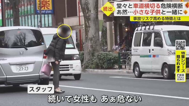 横断しようと立ち止まると、車の陰から直進してくる車が