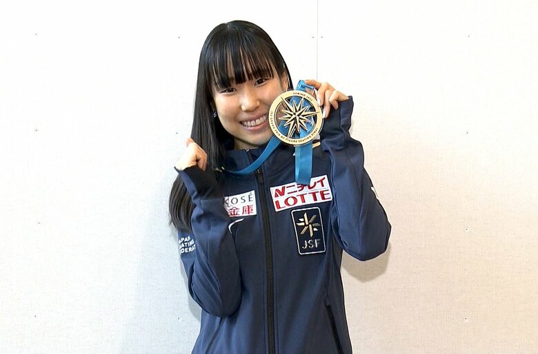 GPファイナルのメダルを掲げる三原舞依