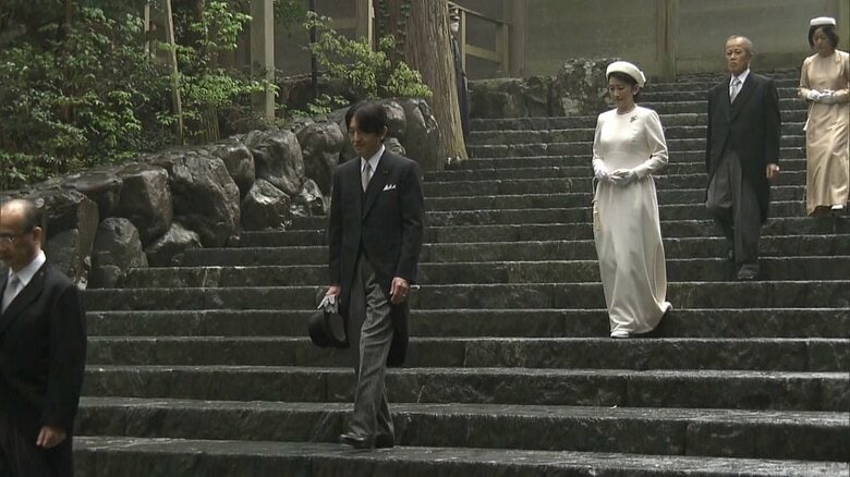 参拝を終え正宮前石段を降りられる秋篠宮ご夫妻（21日）