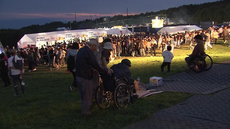 家族連れや若者のほか高齢者の姿も