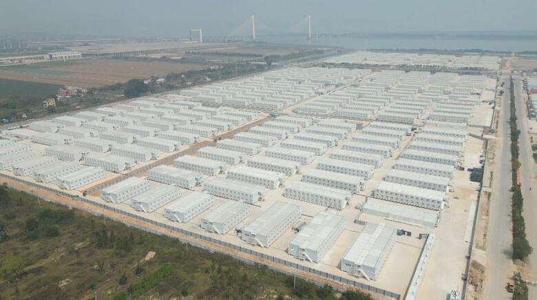 高い壁に囲われた隔離施設　約8万床のベッドが設置された