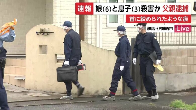 容疑者の自宅に入る捜査員ら