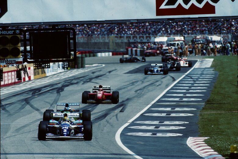 セナを追うシューマッハ