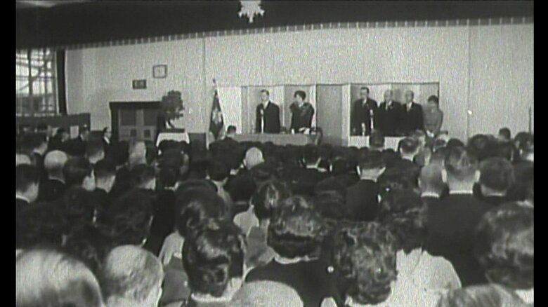 昭和38(1963)年 久松小学校開校90周年記念式典に出席した昭和天皇、香淳皇后