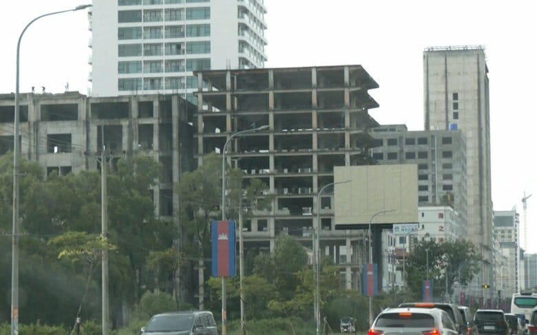 建設中に放置されたとみられる建物