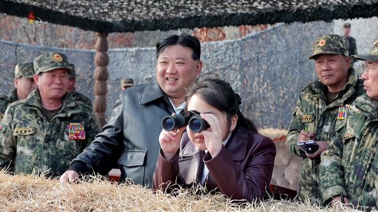 この写真のように金総書記以外の人物を中央に写すのは北朝鮮では異例のこと