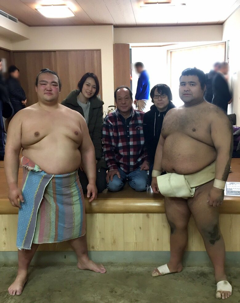 稽古後、大山さん家族は髙安・稀勢の里と記念写真を撮った
