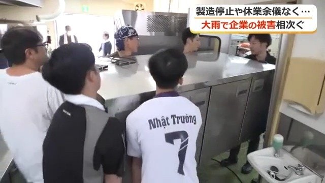 浸水した機器を運び出す従業員ら