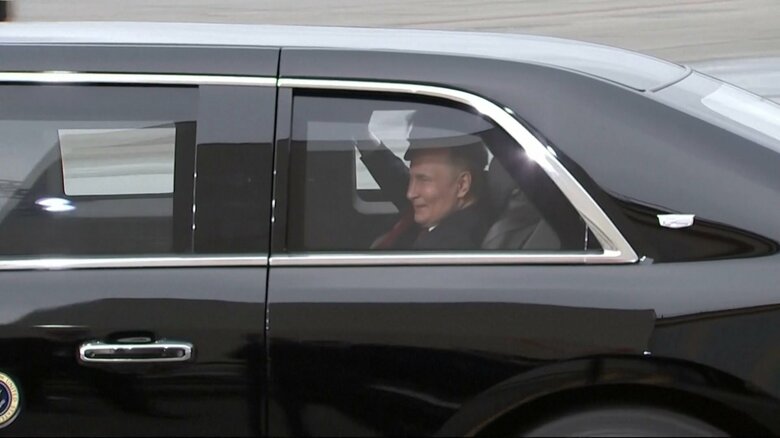 大統領専用車「ビースト」に乗るプーチン大統領とトランプ大統領