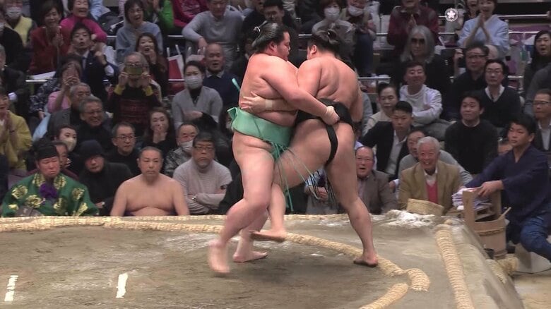大関・霧島との一番に勝利