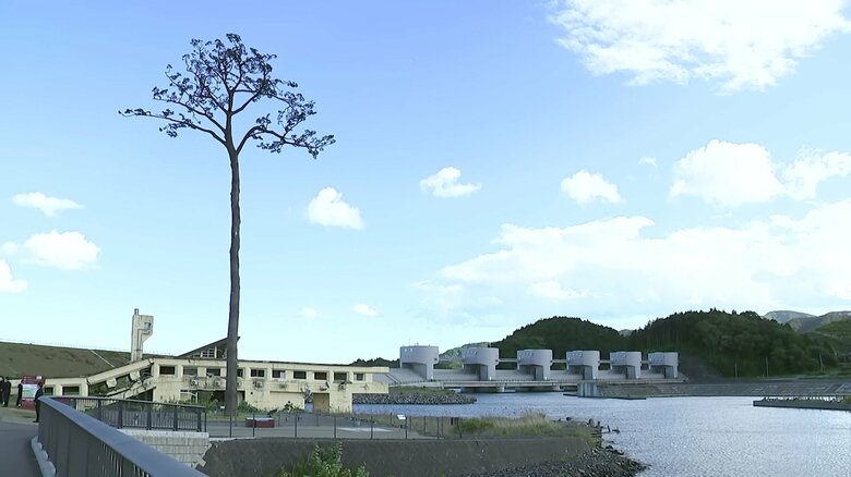「奇跡の一本松」のモニュメント（岩手・陸前高田市）