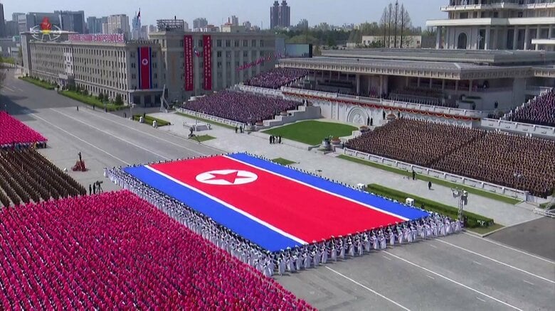 金日成広場での市民パレード（朝鮮中央テレビ）