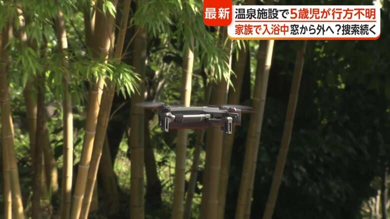 警察車両からは捜索に使われるとみられるドローンが運び出されていた
