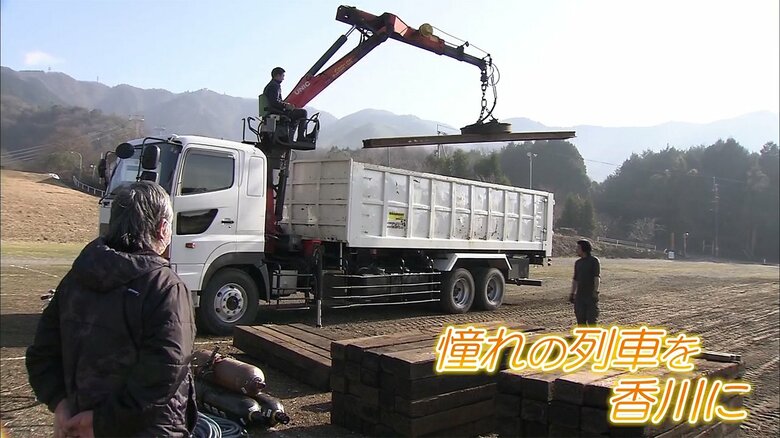 移送準備を見守る岸井正樹さん