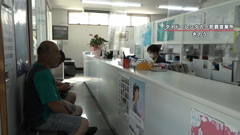 開店前から待つ観光客