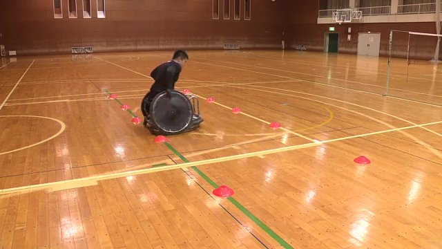 車いす一台分ほどの幅を縫うように素早く通り抜ける練習