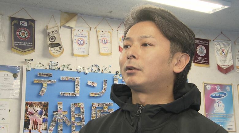 岡崎さんを指導・相原儀雅さん