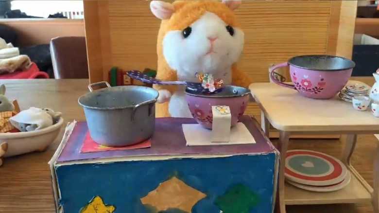 小3と中2の姉妹が作った「ハムスターのぬいぐるみがスープを調理する動画」に早くも才能を感じる
