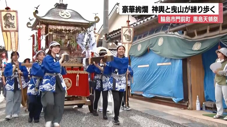 神輿が進む沿道にはブルーシートも目立つ