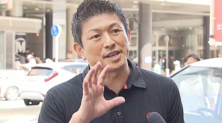 仙台駅前で取材に応じる神谷宗幣代表（7月13日）