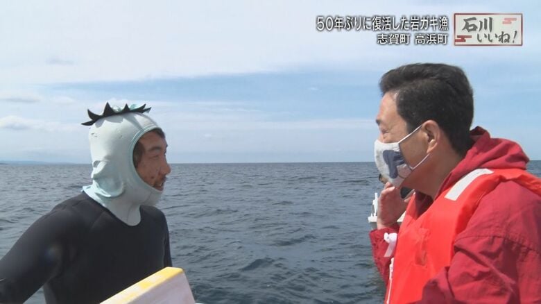 潜水準備をする平野さん（左）