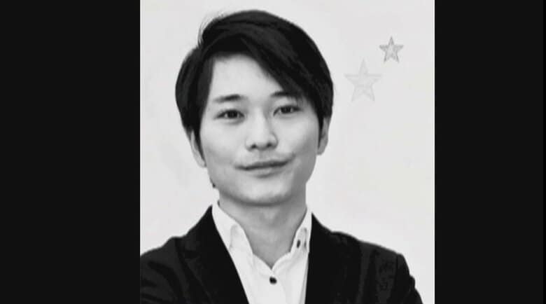 さわやかな笑顔で写真におさまる丸田容疑者。その裏には卑劣な感情が・・・。