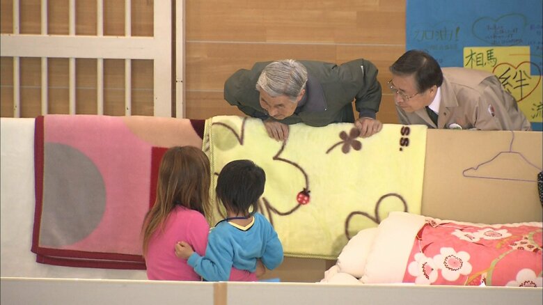 福島・相馬市の避難所では身を乗り出して被災者を見舞われた 2011年5月11日