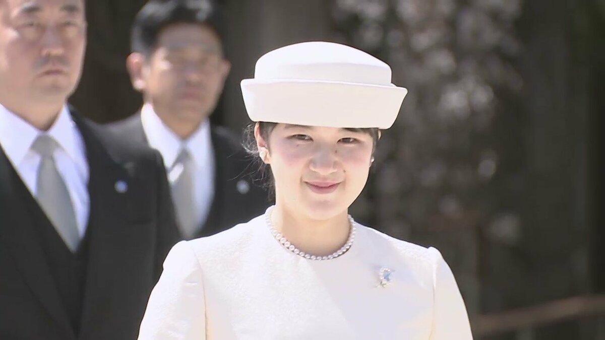 愛子さまを見てみたい」一目見たさに参道は人、人、人 オフホワイトのロングドレス姿の愛子さま、明治神宮を初参拝｜FNNプライムオンライン