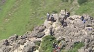 【山の日】天気に恵まれ羊蹄山には大勢の登山者…遊園地やプールには子どもたちの歓声が響く 一足早いお盆の墓参りも…真夏日となった“クマ牧場”では氷に入ったリンゴを子グマに〈北海道〉