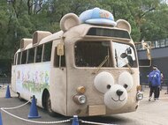 ダッフィーのぬいぐるみ生地でラッピングされたバス展示「なごやエンタメ祭り」のサカエヒロバス会場で24日まで