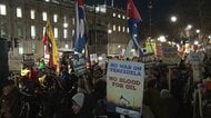 ロンドンでベネズエラ攻撃やマドゥロ大統領拘束に反対するデモ　首相官邸前で英政府対応を非難　スターマー首相「国際法が判断基準」