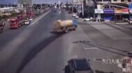 中国でタンクローリー横転事故 危機一髪 きっかけは何?