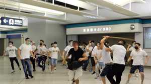 無差別襲撃に駅はパニック~香港デモ隊と市民を襲った“謎の白Tシャツ集団”は何者か