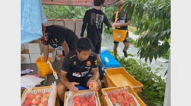 現役Jリーガーが農作業…「世界でも類がない活動」 Jリーグが社会課題を解決する「シャレン!」とは