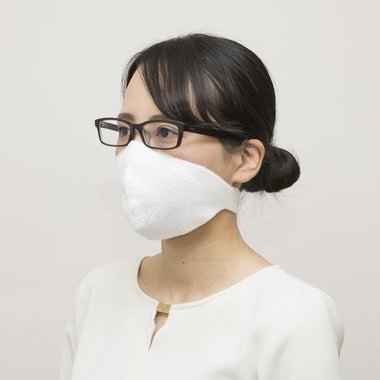 「耳にかけない」という選択肢 ~補聴器や眼鏡を使われている方が快適に使って頂けるマスクの誕生ストーリー~