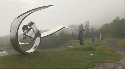 「霧で幻想的」　標高2000メートルの美ヶ原高原美術館が午前4時の早朝開館　晴れた日はご来光や雲海も楽しめる