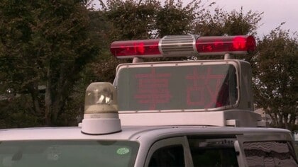 ダンプカーと軽自動車が衝突  軽自動車の男女がケガ 現場付近は交互通行となり上下線ともに渋滞が発生