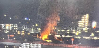 「平屋建てから出火」と通報　激しい炎と煙が上がる　福岡市早良区で火事　消防が出動し消火活動中