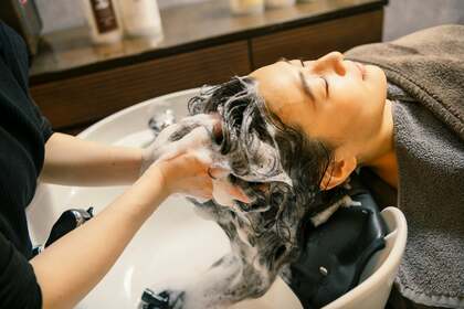 IT業界・インテリア業界を経て未経験の美容業界へ。「究極睡眠」をコンセプトとしたヘッドスパ専門店『ヘッドコンシェルジュ』を立ち上げ、創業5年で13店舗まで展開した経営力。
